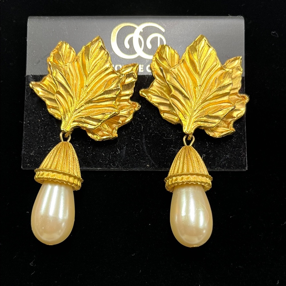 CAROLINE GRAVES VINTAGE Event Evening Gold Leaf Pearl Drop Clip-On Earrings